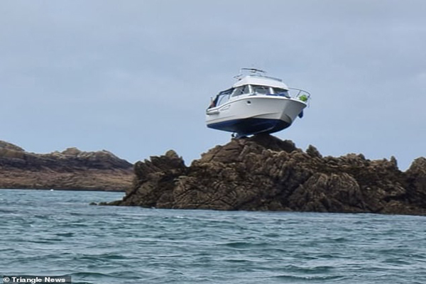 عبور از پل بامبو برای خروج از مدرسه / بریتانیا مهاجران را به عقب راند (گزارش تصویری) عبور از پل بامبو برای خروج از مدرسه / بریتانیا مهاجران را به عقب راند (گزارش تصویری)