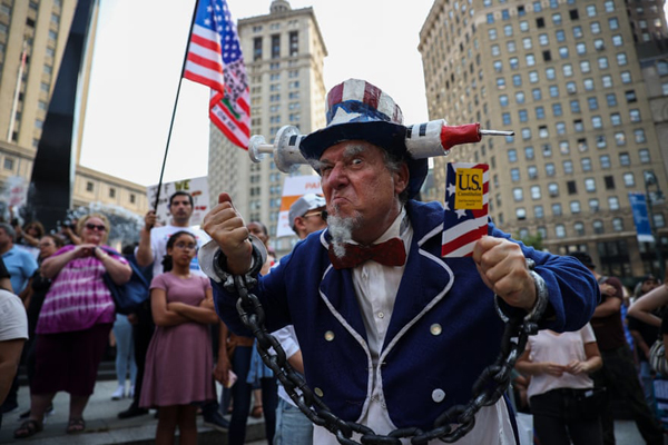 کشتار بی رحمانه و خونین 1500 دلفین (گزارش تصویری)