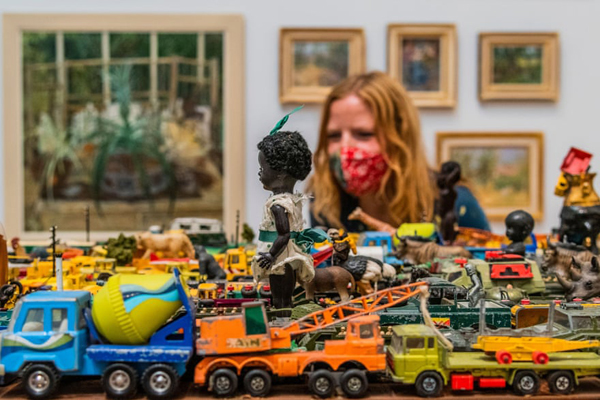 فروش شاهین های نگون بخت / بازگشت دخترهای افغان (گزارش تصویری) فروش شاهین های نگون بخت / بازگشت دخترهای افغان (گزارش تصویری)