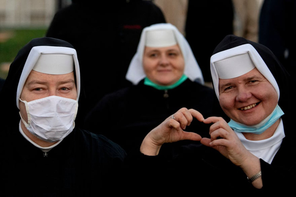 فروش شاهین های نگون بخت / بازگشت دخترهای افغان (گزارش تصویری) فروش شاهین های نگون بخت / بازگشت دخترهای افغان (گزارش تصویری)