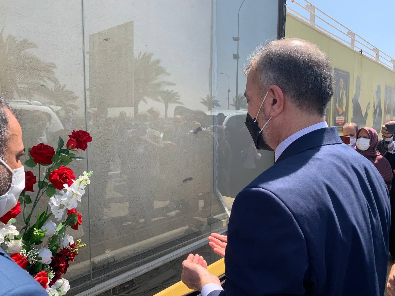 ادای احترام وزیر امور خارجه کشورمان در یادمان شهادت سردار سلیمانی و ابومهدی المهندس - هم اکنون +عکس