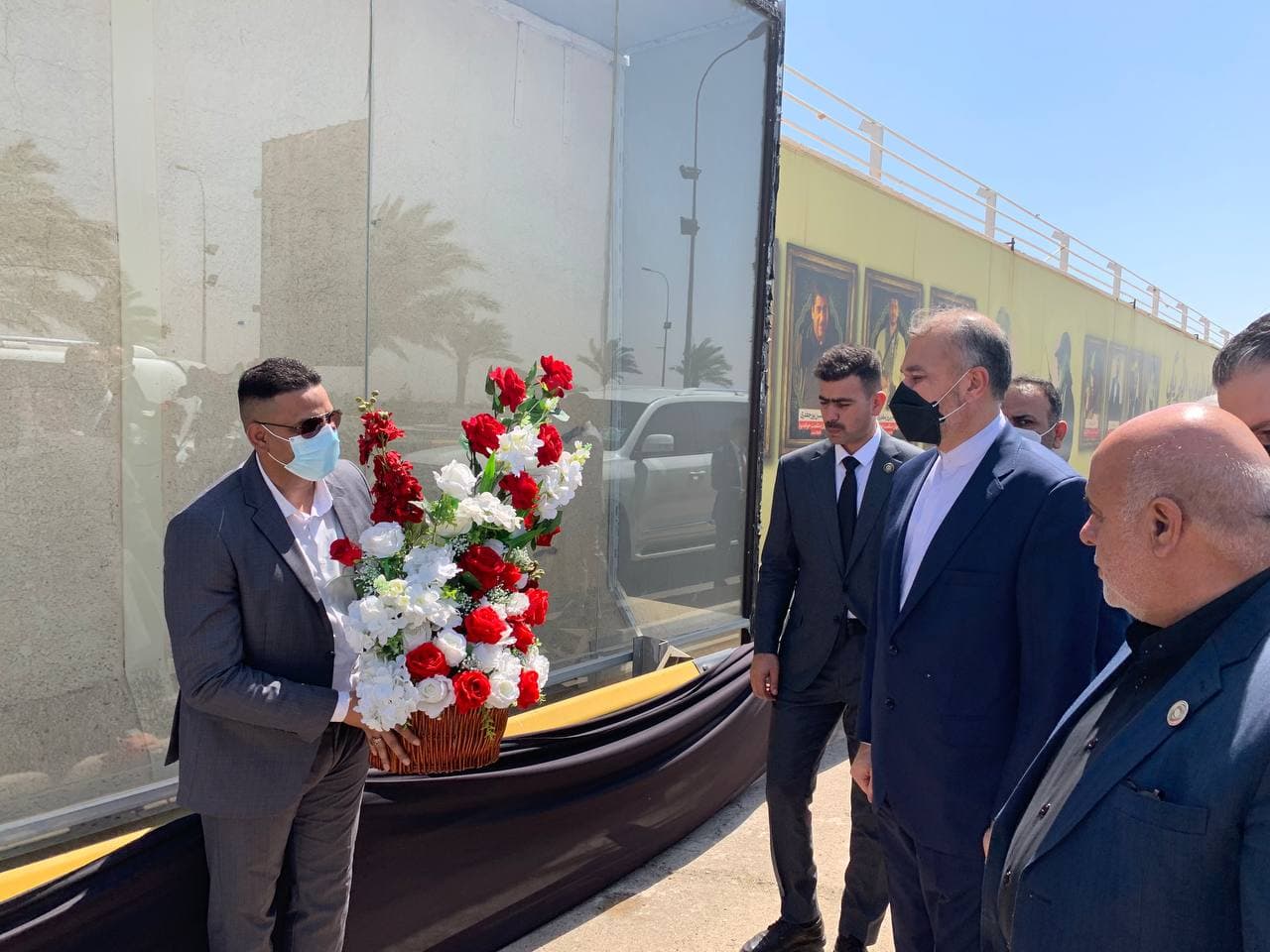 ادای احترام وزیر امور خارجه کشورمان در یادمان شهادت سردار سلیمانی و ابومهدی المهندس - هم اکنون +عکس