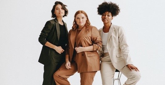 8 لباس و اکسسوری که داشتن آن برای هر خانم 30 ساله ضروری است