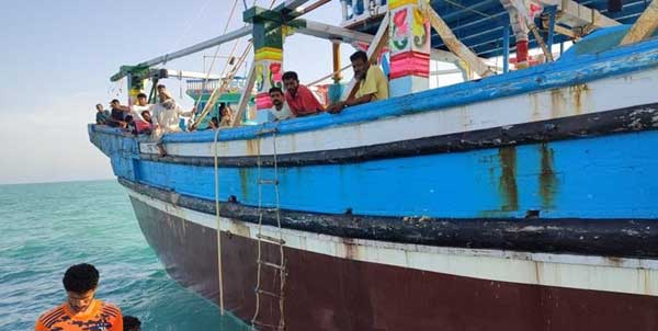 نجات شناور حادثه‌ دیده پاکستانی در آبهای جاسک (+عکس)