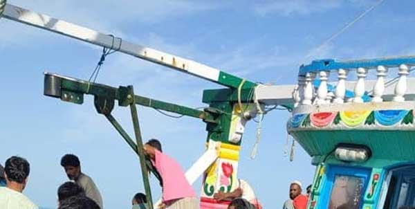 نجات شناور حادثه‌ دیده پاکستانی در آبهای جاسک (+عکس)