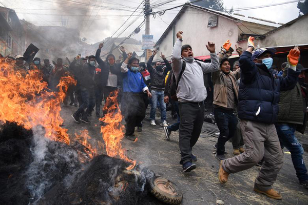 لاپالما هنوز می خروشد / دریاچه ای به شکل قلب (گزارش تصویری) لاپالما هنوز می خروشد / دریاچه ای به شکل قلب (گزارش تصویری)