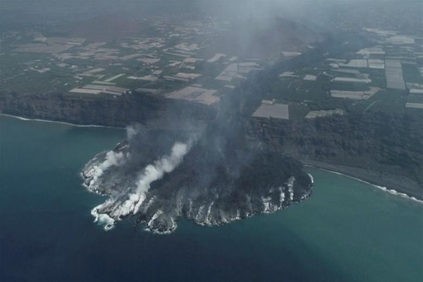 گدازه های آتشفشانی که به آب رسید (تصاویر)