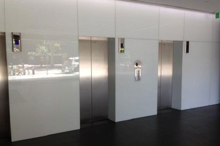 مهم ترین ویژگی شیشه رنگی دیوارپوش