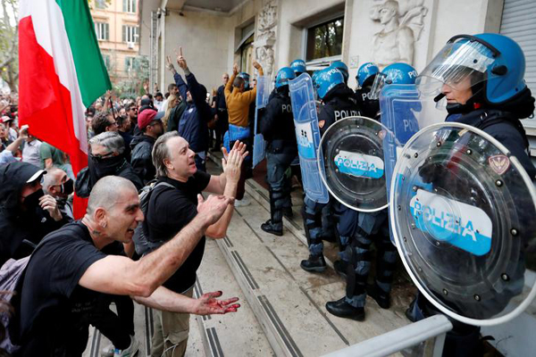 مرگ مهاجران بر روی آب / جنجال در رم (گزارش تصویری)