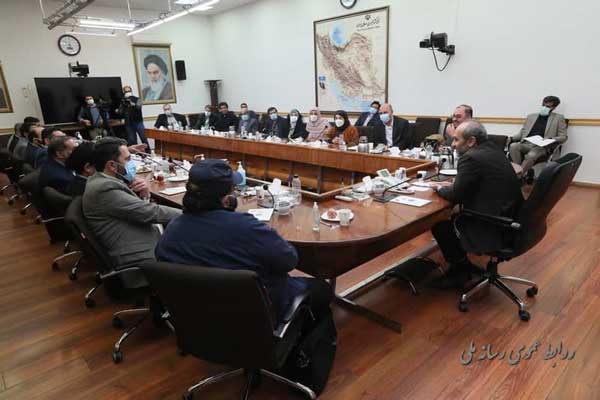 رئیس رسانه ملی با جمعی از شاعران دیدار کرد رئیس رسانه ملی با جمعی از شاعران دیدار کرد