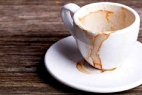 ترفند از بین بردن لکه قهوه و چای از روی لیوان