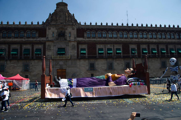 اجازه تیراندازی به زنان عربستان / رژه مردگان در مکزیک (گزارش تصویری) اجازه تیراندازی به زنان عربستان / رژه مردگان در مکزیک (گزارش تصویری)