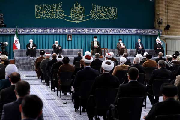 دیدار میهمانان کنفرانس وحدت اسلامى و جمعی از مسئولان نظام با رهبر انقلاب (+عکس) دیدار میهمانان کنفرانس وحدت اسلامى و جمعی از مسئولان نظام با رهبر انقلاب (+عکس)