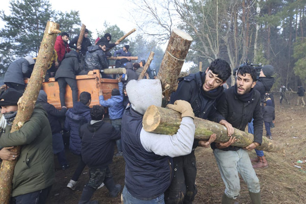 مگر جنگ شده؟ / هجوم کارگران به معدن طلا (گزارش تصویری) مگر جنگ شده؟ / هجوم کارگران به معدن طلا (گزارش تصویری)