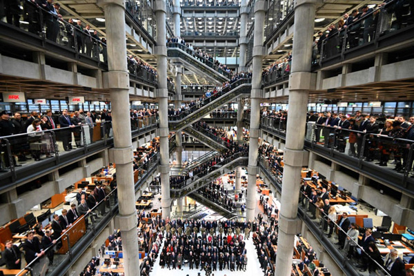 مگر جنگ شده؟ / هجوم کارگران به معدن طلا (گزارش تصویری) مگر جنگ شده؟ / هجوم کارگران به معدن طلا (گزارش تصویری)