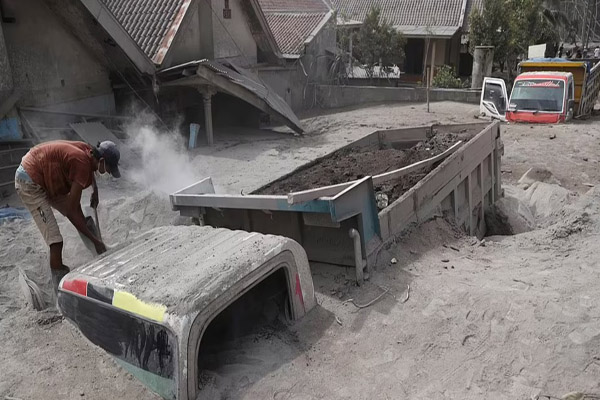 آتشفشانی که خاکستر مرگ بر سر مردم ریخت (تصاویر)