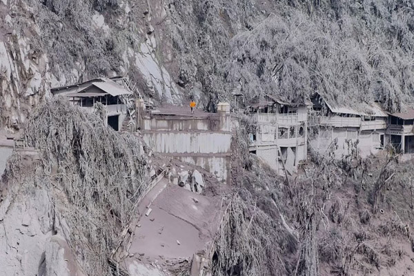 آتشفشانی که خاکستر مرگ بر سر مردم ریخت (تصاویر)