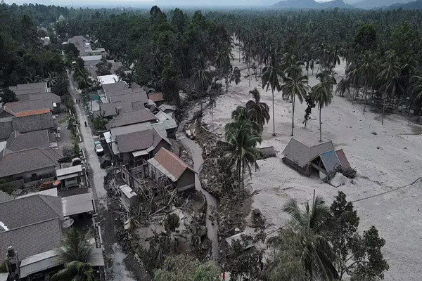 آتشفشانی که خاکستر مرگ بر سر مردم ریخت (تصاویر)