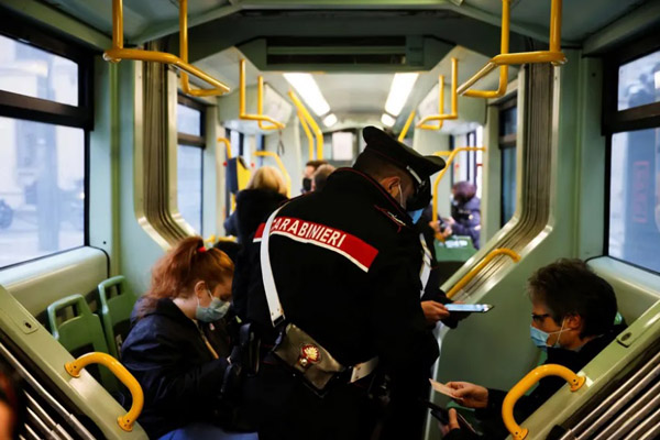 هنوز از زیر خاکستر جنازه بیرون می کشند (گزارش تصویری)