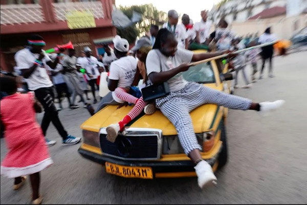 هنوز از زیر خاکستر جنازه بیرون می کشند (گزارش تصویری)