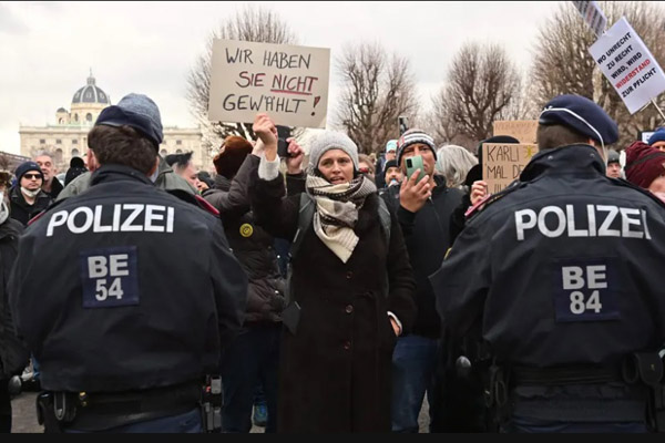 هنوز از زیر خاکستر جنازه بیرون می کشند (گزارش تصویری)