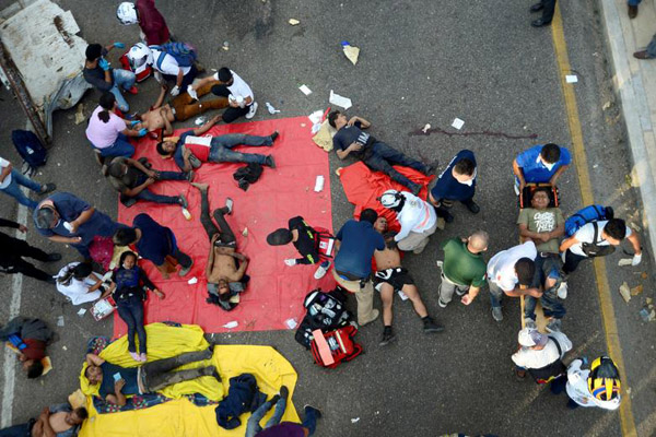 فاجعه در تصادف تریلی حامل مهاجران / وضعیت اسف بار مردم این جزیره ( گزارش تصویری) فاجعه در تصادف تریلی حامل مهاجران / وضعیت اسف بار مردم این جزیره ( گزارش تصویری)