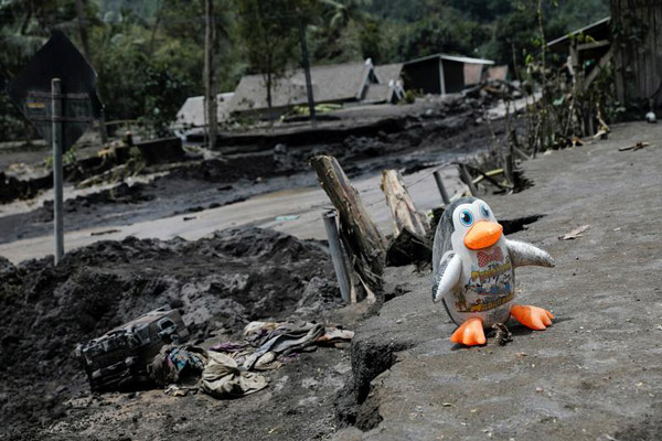 فاجعه در تصادف تریلی حامل مهاجران / وضعیت اسف بار مردم این جزیره ( گزارش تصویری) فاجعه در تصادف تریلی حامل مهاجران / وضعیت اسف بار مردم این جزیره ( گزارش تصویری)