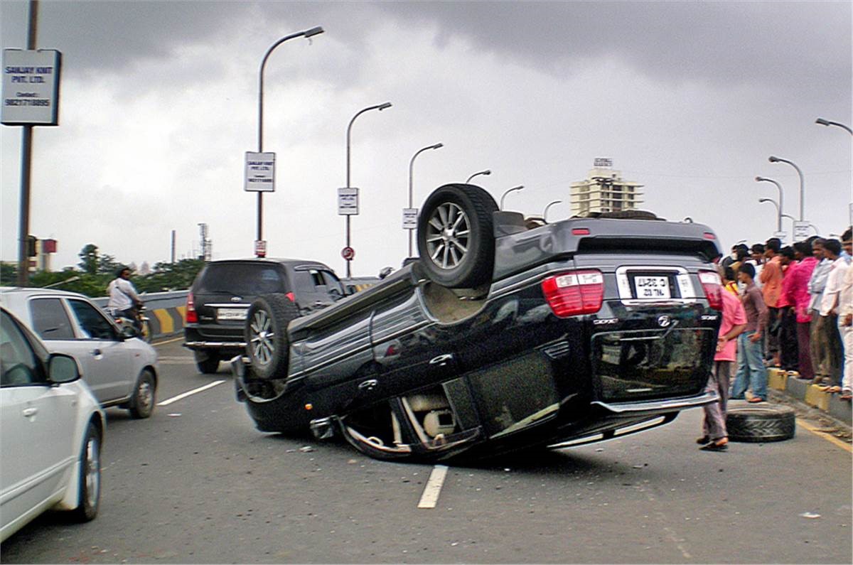 جزییات و قوانین کامل انواع بیمه های خودرو : بیمه شخص ثالث و بیمه بدنه ماشین 1400