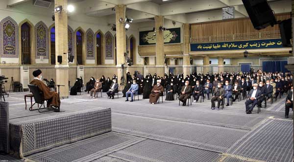 رهبر انقلاب: اگر حقایق را روایت نکنید دشمن با دروغ و تحریف جای ظالم و مظلوم را عوض می‌کند