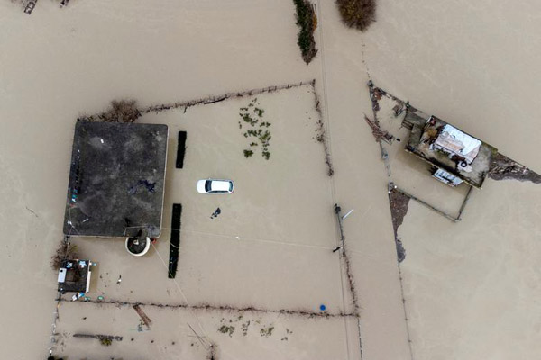 سیل و طوفان و فوران آتشفشان در نقاط مختلف دنیا (گزارش تصویری)