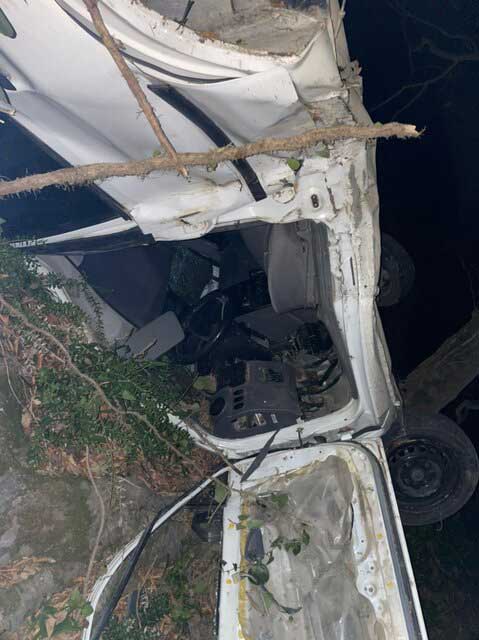 سقوط پراید در دره / راننده مصدوم رهاسازی شد (+عکس)