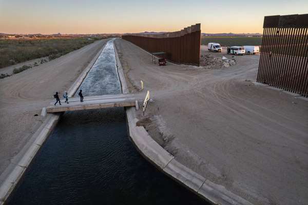 جنجال مرگ همسر یک دیکتاتور / چهره وحشت زده کودک مهاجر (گزارش تصویری)