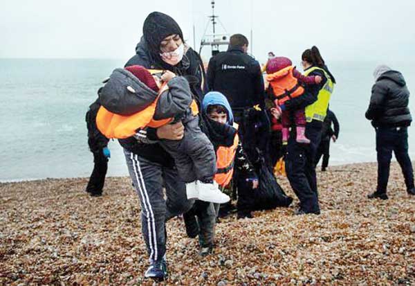 قایق مرگ در آب های سرد (+عکس) قایق مرگ در آب های سرد (+عکس)