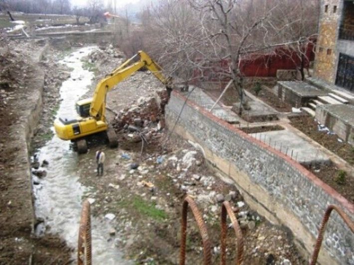 فرماندار شهرستان ششتمد در خراسان رضوی گفت: جلوگیری از ساخت و ساز در بستر مسیلها و رودخانه‌های این شهرستان با هدف پیشگیری از خسارات احتمالی وقوع سیل ضروری است.