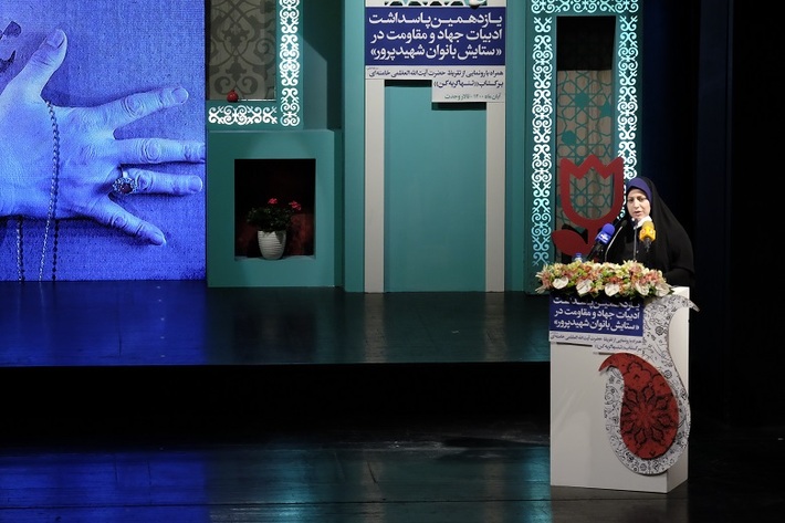 این سومین بازی است که مقام معظم رهبری از نغمه مستشارنظامی برای سرودن یک ترکیب‌بند تقدیر می‌کند؛ یک بار برای  سرودن ترکیب‌بند عاشورایی درباره باب الحوائج کربلا حضرت علی‌اصغر(ع)، بار دیگر برای ترکیب‌بند دیگری از ایشان درباره حضرت زینب(س) مورد تفقد مقام معظم رهبری قرار گرفت و حالا برای سرودن شعری درباره اشرف‌سادات منتظری مادر شهید محمد معماریان.