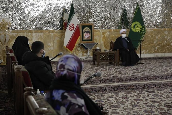 تولیت آستان قدس رضوی با بیان این که شیعیان لبنان نامشان با شهادت، مقاومت و ایستادگی عجین شده است گفت: عزت جامعه اسلامی و شیعی مرهون فرهنگ ایثار و شهادت است و مردم لبنان این حقیقت را در عمل اثبات و متجلی ساخته‌اند.