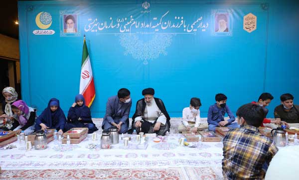 افطار رئیس جمهور همراه با ایتام (+عکس)