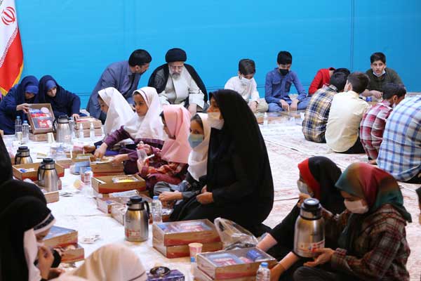 افطار رئیس جمهور همراه با ایتام (+عکس)