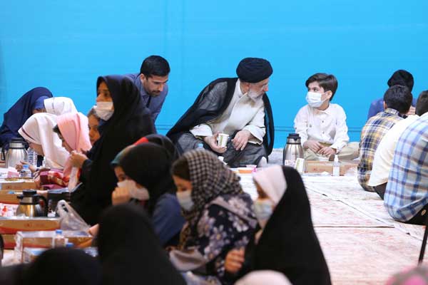 افطار رئیس جمهور همراه با ایتام (+عکس)