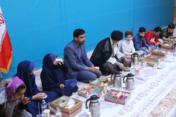 افطار رئیس جمهور همراه با ایتام (+عکس)