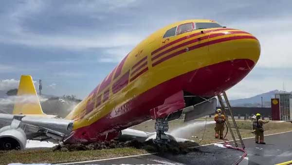 دو نیم شدن هواپیما هنگام فرود (+تصاویر و فیلم)