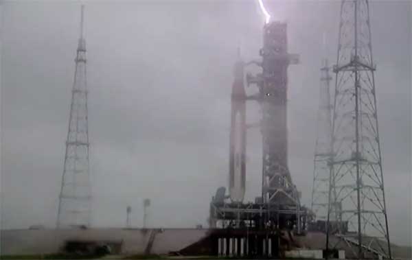 برخورد صاعقه به سکوی پرتاب موشک مگا مون (+ عکس و فیلم)