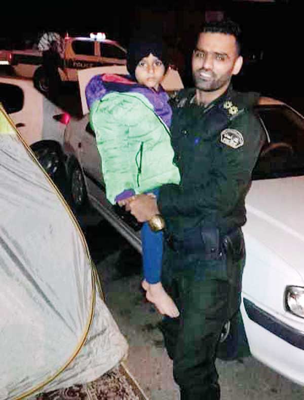 روایت ۲ مامور فداکار که فرشته نجات کودکان شدند (+عکس) روایت ۲ مامور فداکار که فرشته نجات کودکان شدند (+عکس)