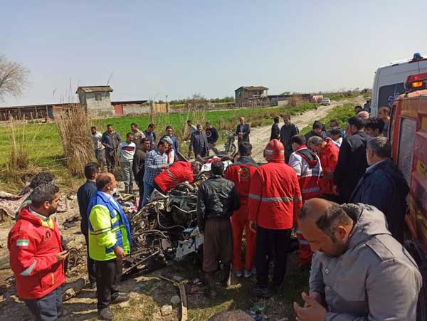 برخورد قطار با پژوپارس در گلستان ۲ کشته برجای گذاشت (+عکس)