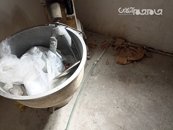 فاجعه بهداشتی و وجود فضله موش در برخی نانوایی های سنتی زاهدان فاجعه بهداشتی و وجود فضله موش در برخی نانوایی های سنتی زاهدان