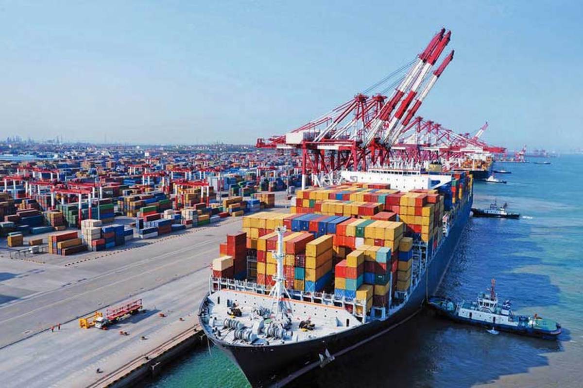 مجموع مبادلات بازرگانی کشور از ابتدای امسال تا دهم دی ماه افزایش صادرات و کاهش واردات کالاهای غیر نفتی نسبت به همین بازه زمانی در سال گذشته را نشان می‌دهد. در این میان چین نخستین مشتری ایران و امارات متحده عربی بزرگترین واردکننده به کشور است.