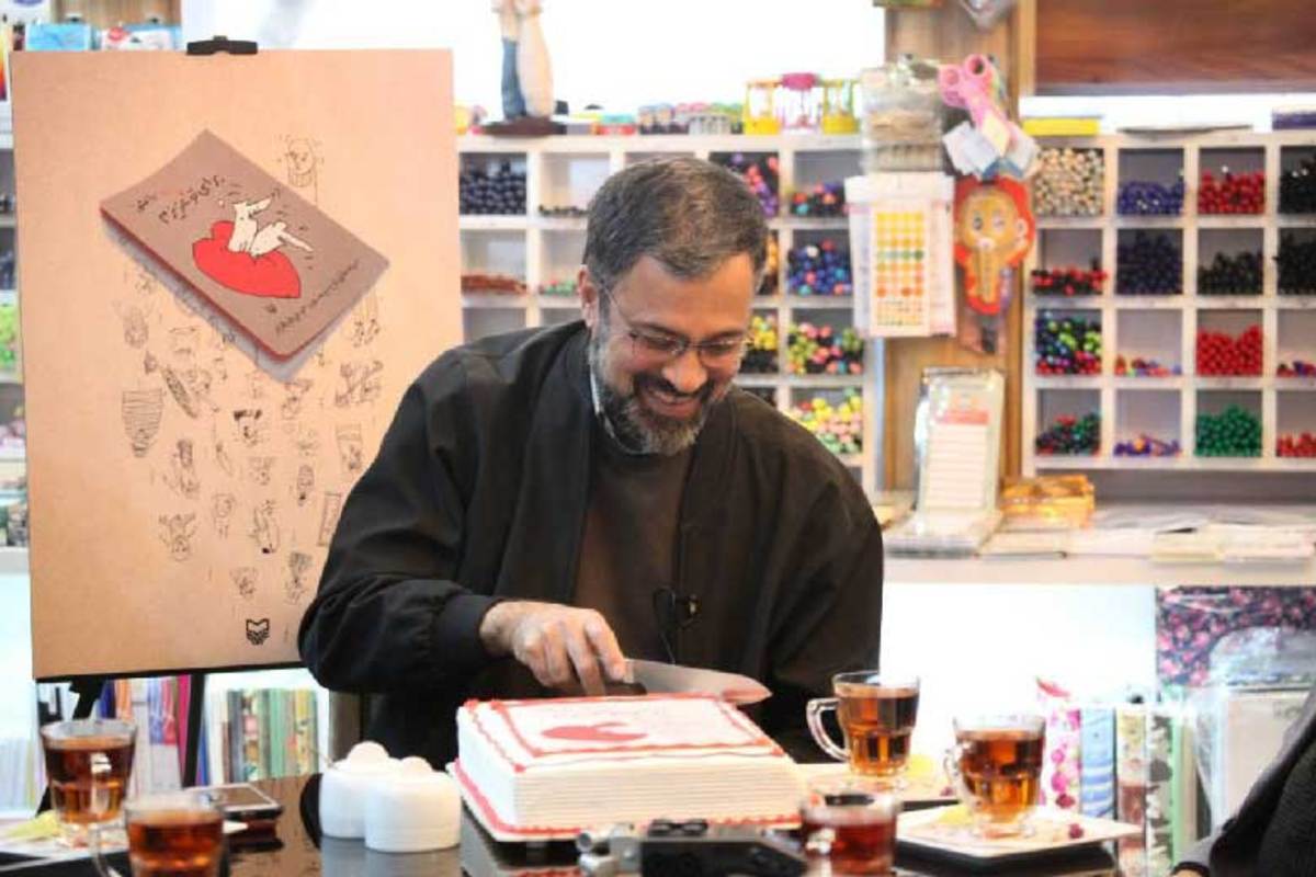 کتاب «برای تو با عشق عزیزم» اثر سید مسعود شجاعی طباطبایی توسط انتشارات سوره مهر برگزار شد. کتاب «برای تو با عشق عزیزم»، سیاه‌ مشق‌ های شجایی طباطبایی است که انتشارات سوره مهر آن را در ۲۳۹ تدوین کرده است.