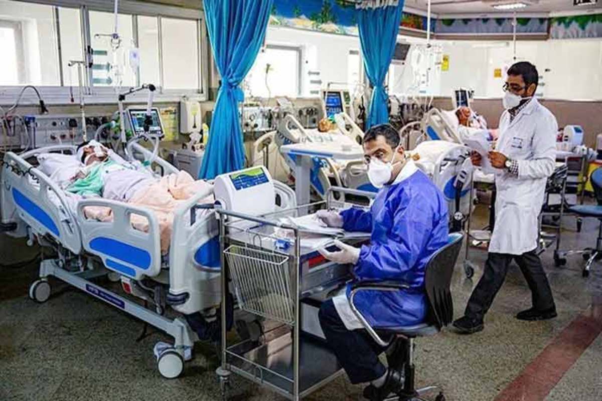 کرونا هنوز تمام نشده، این هشداری است که کارشناسان درباره شرایط اپیدمی می‌دهند و تاکید می‌کنند با توجه به تغییرات ویروس و گسترش زیر واریانت‌های جدید احتمال خیزش دوباره کرونا در اواسط بهار وجود دارد. به همین دلیل باید برای چنین شرایطی آماده بود و به یاد آورد که غافلگیری ‌در برابر کرونا هزینه‌های زیادی به کشور تحمیل می‌کند.