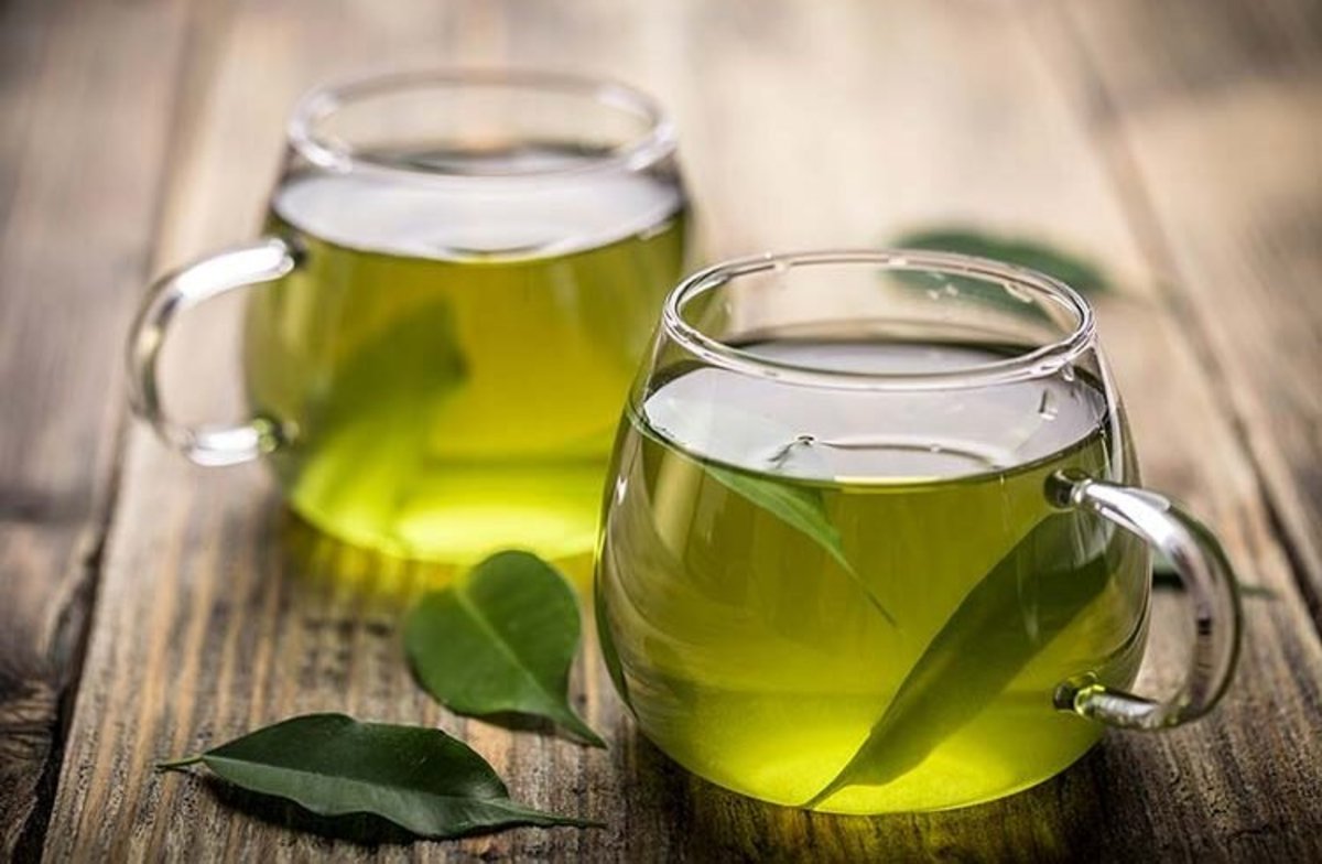 شواهد نشان می دهد که خوردن چای سبز (green tea)، ولی نه چای سیاه(black tea) ، از بیماری کرونر قلب پیشگیری می کند.