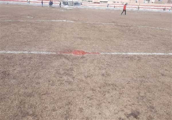 ببینید | آماده‌سازی ورزشگاه ارومیه با گچ و اسپری قرمز!